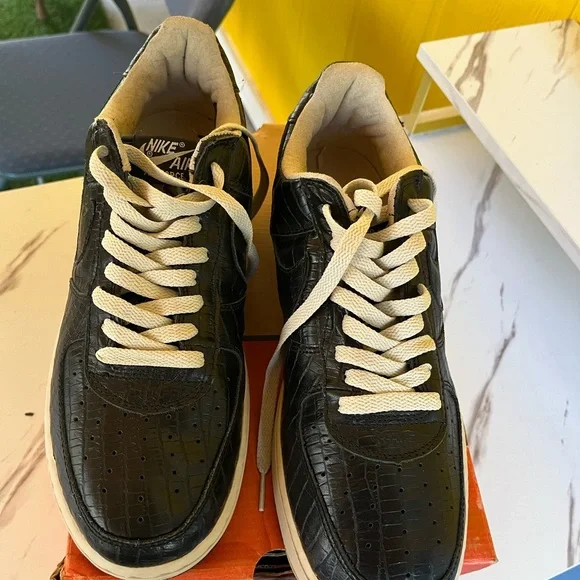 Classic Black Crocodile-Pattern Sneakers - Picture 4 of 16